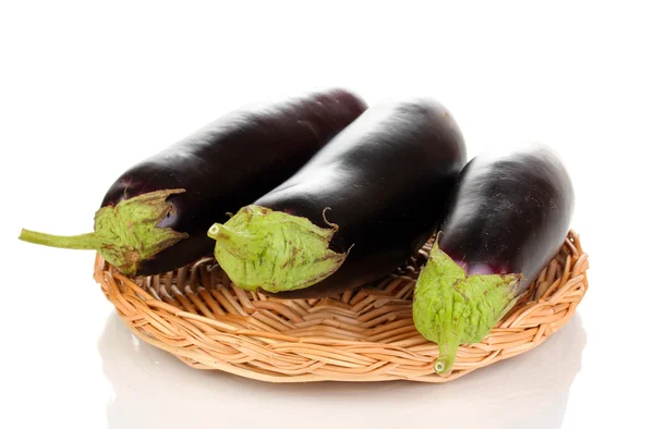 Verse aubergines op rieten mat geïsoleerd op wit — Stockfoto