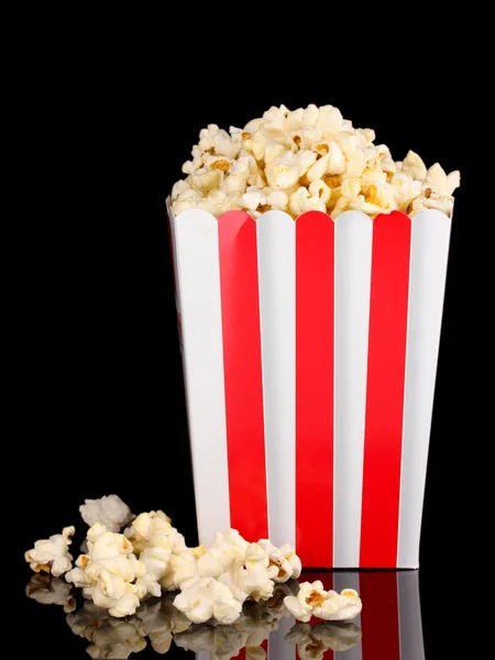 Klassieke vak van popcorn geïsoleerd op zwart — Stockfoto