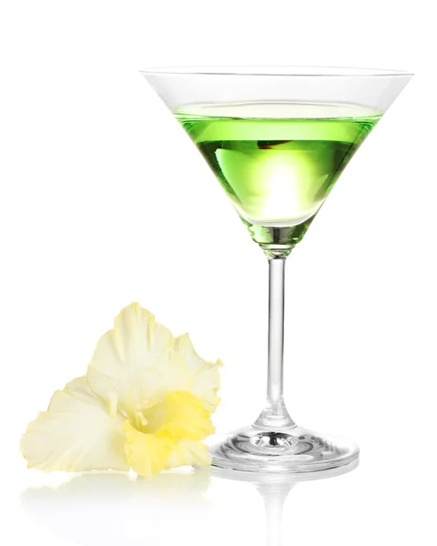 Склянка з коктейлем і гладіолусовим бутоном ізольована на білому — стокове фото