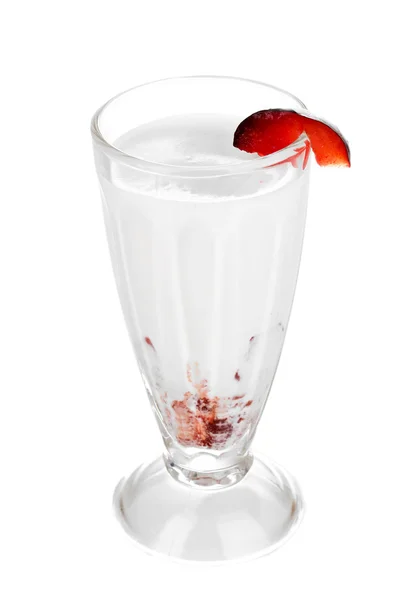 Délicieux milk-shake aux fruits isolés sur blanc — Photo