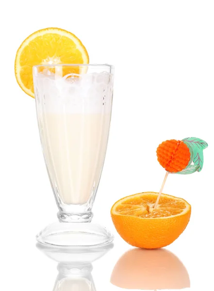 Delicioso batido de leite com laranja isolada em branco — Fotografia de Stock