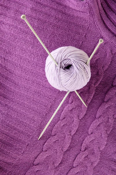 Purple sweater and a ball of wool close-up — Stock Photo, Image