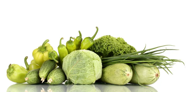 Légumes verts frais isolés sur blanc — Photo