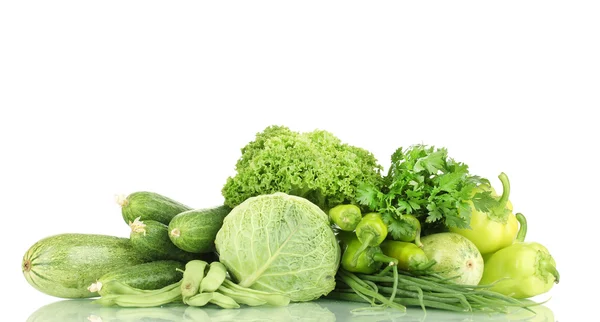 Legumes verdes frescos isolados em branco — Fotografia de Stock