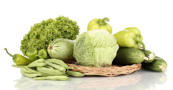 Verdure fresche verdi su stuoia di vimini isolata su bianco — Foto Stock