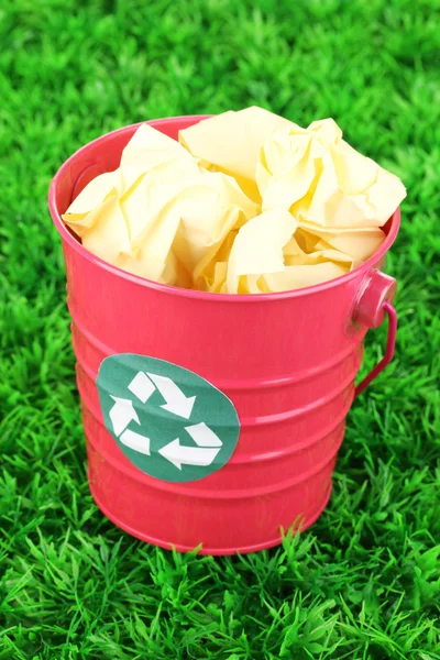 Cestino di riciclaggio su erba verde — Foto Stock