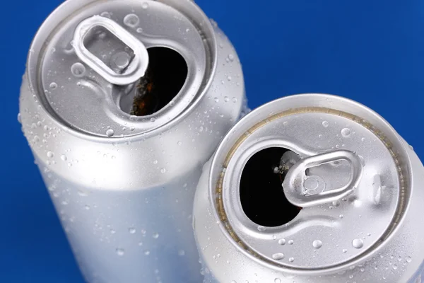 Latas de alumínio com gotas de água no fundo azul — Fotografia de Stock