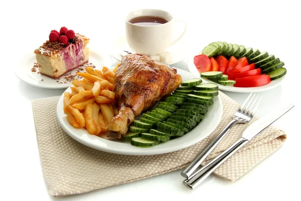 Gebratenes Hühnerschnitzel mit gekochten Kartoffeln und Gemüse, Tasse Tee und d — Stockfoto