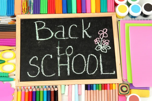 The words 'Back to School' written in chalk on the small school desk with v — Stock Photo, Image