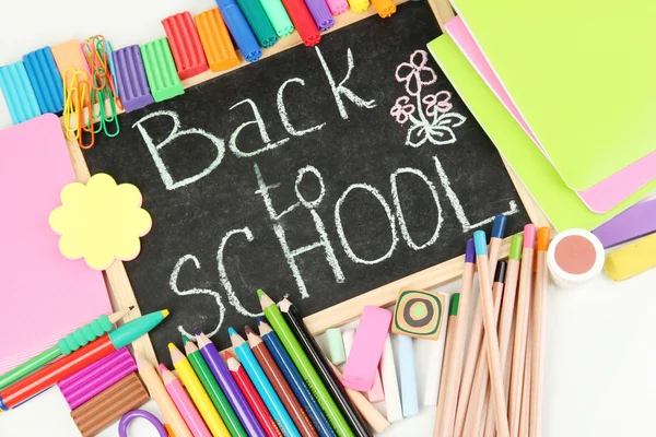 The words 'Back to School' written in chalk on the small school desk with v — Stock Photo, Image