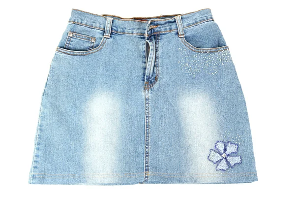 Синяя джинсовая мини-юбка крупным планом, изолированная на белом — стоковое фото
