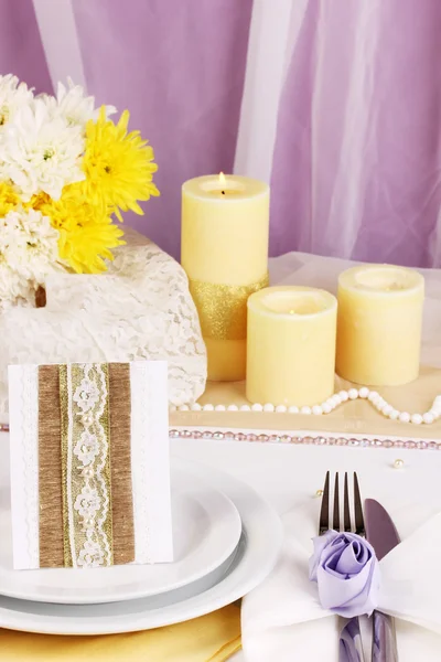 Serving fabulous wedding table in purple and yellow color on white and purp — Stock Photo, Image