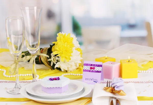 Servieren fabelhaften Hochzeitstisch in lila und gelben Farbe des Restaurants — Stockfoto
