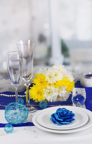 Serving fabulous wedding table in purple and blue color of the restaurant b — Stock Photo, Image