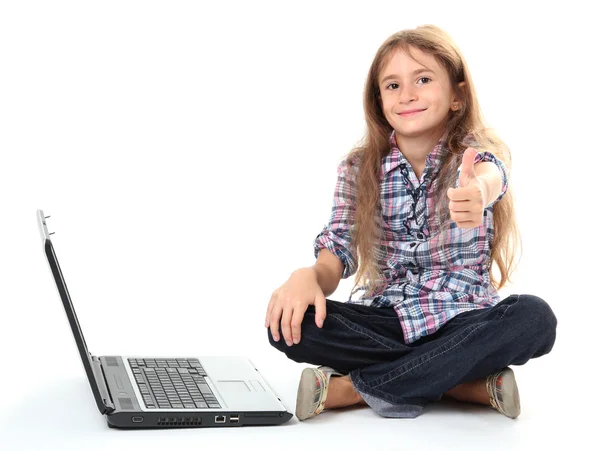 Menina bonita com laptop isolado no branco — Fotografia de Stock