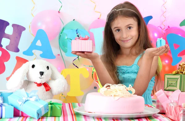 Pequena menina bonita comemorar seu aniversário — Fotografia de Stock