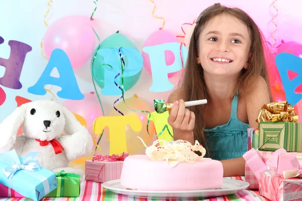 Beetje mooi meisje haar verjaardag viert — Stockfoto