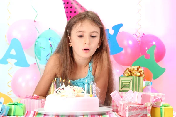 Pequena menina bonita comemorar seu aniversário — Fotografia de Stock