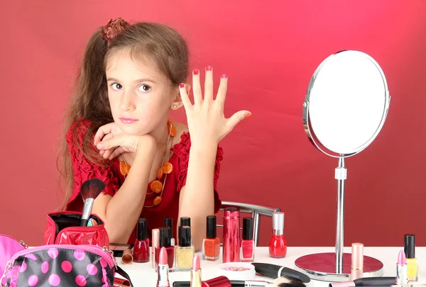 Menina no vestido de sua mãe, está tentando pintar suas unhas — Fotografia de Stock