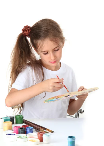 Милая маленькая девочка рисует картину, изолированную на белом — стоковое фото