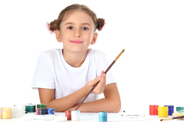 Roztomilá holčička maluje obraz, izolované na bílém — Stock fotografie