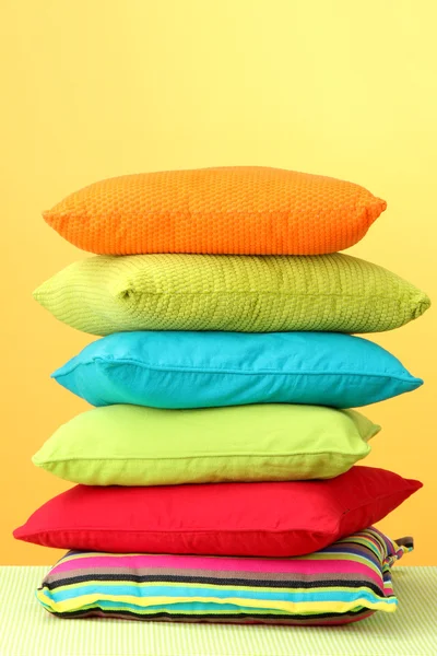 Cuscini colorati su sfondo giallo — Foto Stock