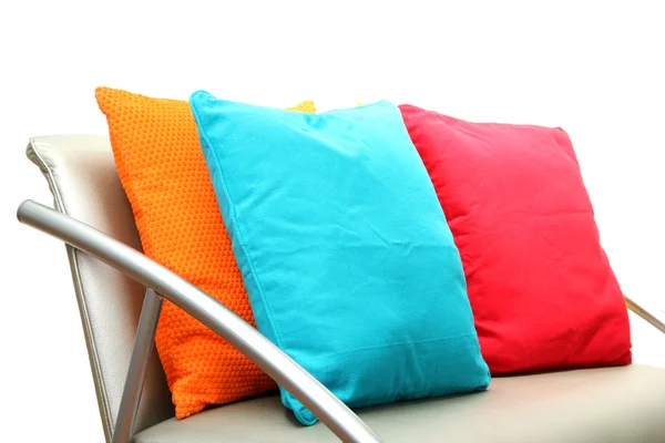 Cuscini colorati sul divano isolati su bianco — Foto Stock