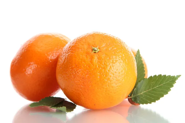 Mandarinas maduras con hojas aisladas en blanco — Foto de Stock