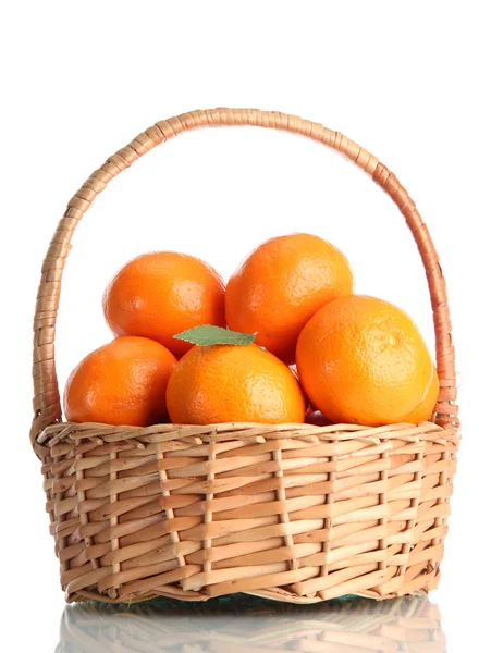 Tangerinas com folhas em uma bela cesta isolada em branco — Fotografia de Stock