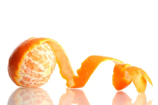 Reife leckere Mandarine mit Schale isoliert auf weiß — Stockfoto
