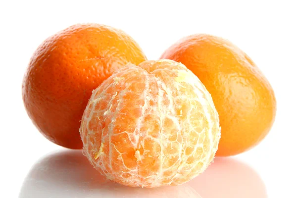 Спелые вкусные мандарины, изолированные на белом — стоковое фото
