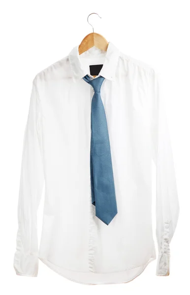 Camisa con corbata en percha de madera aislada en blanco — Foto de Stock