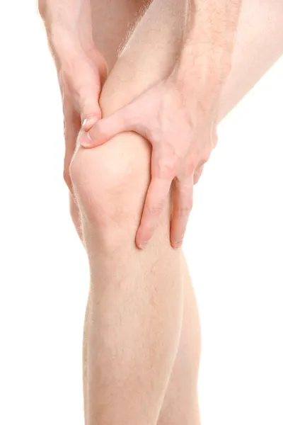 Om care ține genunchiul inflamat, izolat pe alb — Fotografie, imagine de stoc
