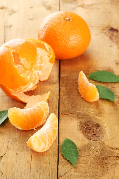 Dojrzałe smaczne mandarynki na drewnianym tle — Zdjęcie stockowe