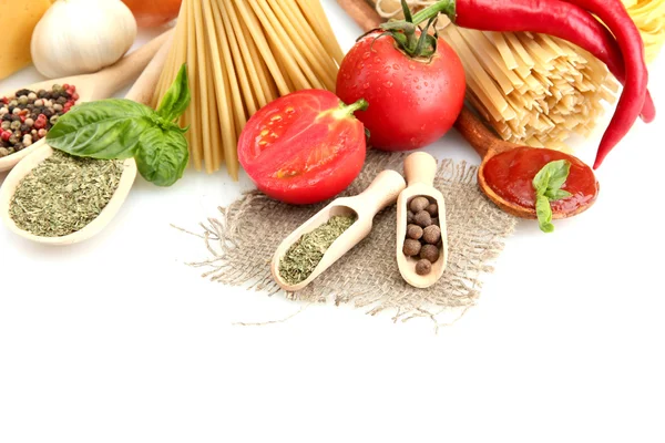 Espaguetis de pasta, verduras y especias, aislados sobre blanco — Foto de Stock