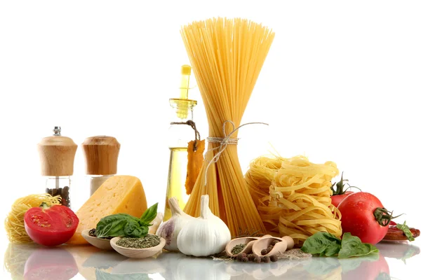 Spaghettis de pâtes, légumes, épices et huile, isolés sur blanc — Photo