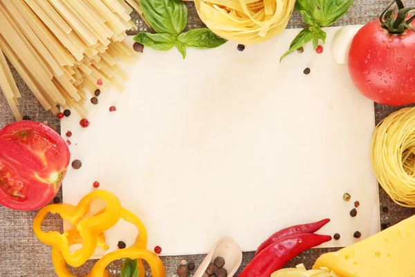 Papier für Rezepte, Spaghetti mit Gemüse und Gewürzen, auf Backpapier — Stockfoto