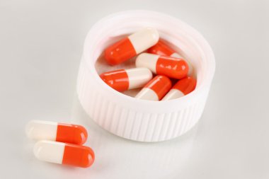 Dağıtıcı üzerinde beyaz izole haplarla tabletler için