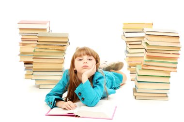 beyaz izole bir kitap ile küçük kız