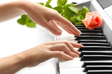 synthesizer oynarken kadının elleri