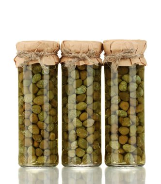 tarros de conservas de verduras aislados en blanco