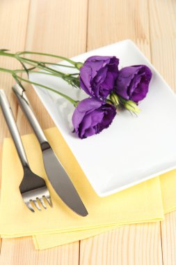 çiçek üzerinde parlak peçete yakın çekim yemek takımı