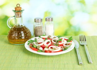 parlak yeşil zemin üzerine plaka Kapari salatası