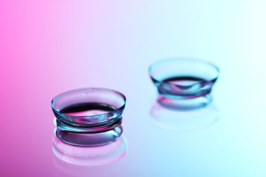 pembe-mavi zemin üzerine kontakt lensler