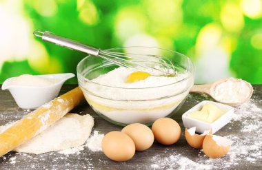 yumurta, un ve tereyağı yakın çekim doğal zemin üzerine ahşap tablo