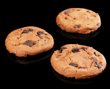 siyah üzerine izole Çerezler çikolata cips