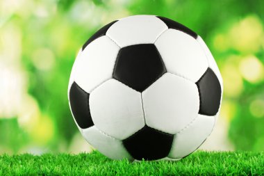 Yeşil çimlerde futbol topu