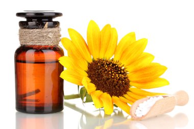 tabletler ve üzerinde beyaz izole çiçek ile ilaç şişesi