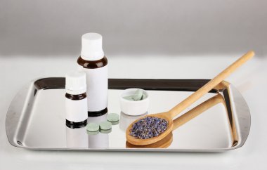 Gümüş tepsi üzerinde gri arka plan yakın çekim alternatif tedaviler