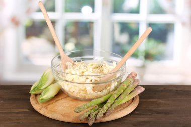 lahana salatası, kuşkonmaz ve hindiba ahşap tablo penceresinin arka plaka